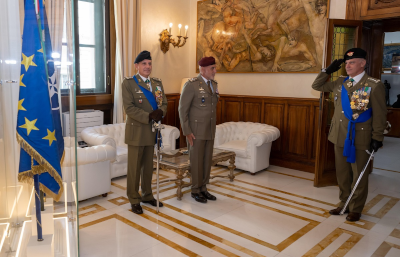 Il Generale Salvatore Cuoci saluta la Bandiera di Guerra