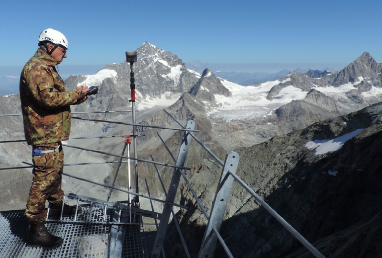 Un tecnico dell'Istituto Geografico Militare effettua una misurazione nell'ambito del calcolo dei confini di stato