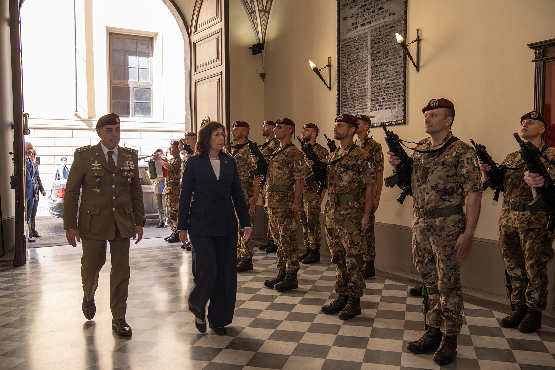 Bandiera Istituto Geografico Militare - Onori alle autorità