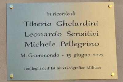 La targa commemorativa apposta in onore dei colleghi caduti