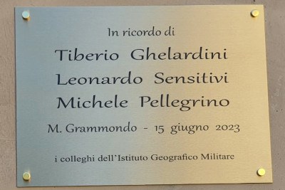 La targa commemorativa apposta in onore dei colleghi caduti